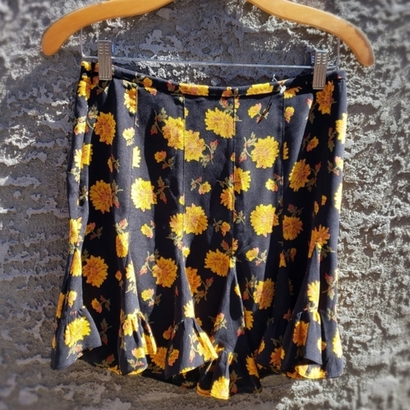 VERONICA‎ BEARD Floral-Print Flounce Mini Skirt - Picture 2 of 6